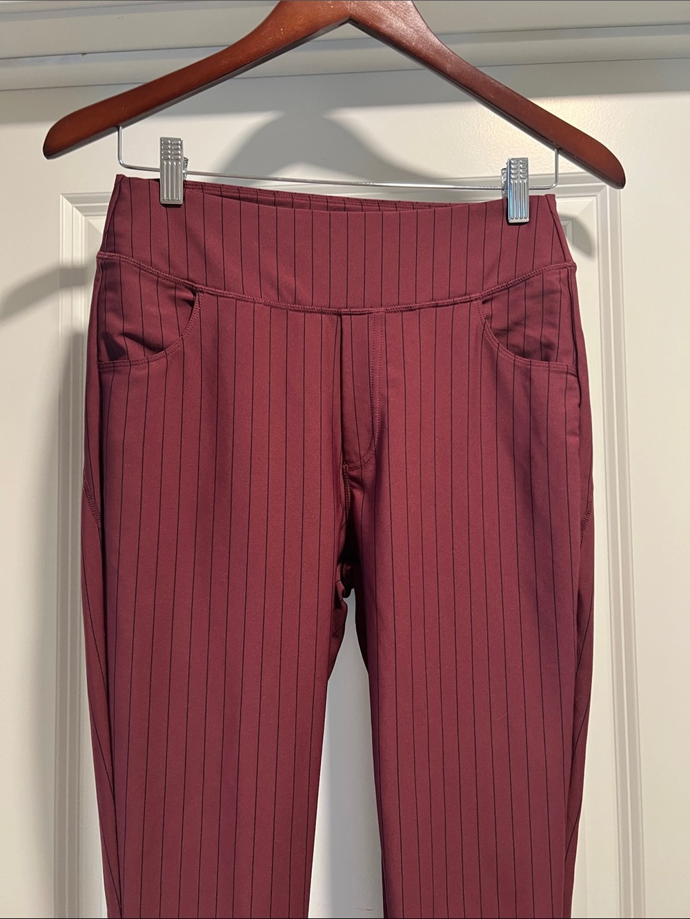 Halara Flex™ High-Waisted Front Pocket Stripe 7/8 Leggings in a Burgundy Size M